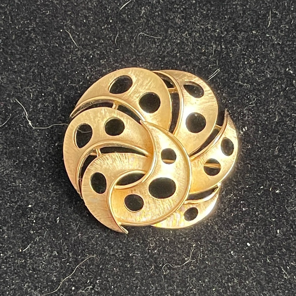 Trifari Signed Gold Tone Vintage Swirl/Windmill Circle Brooch. P